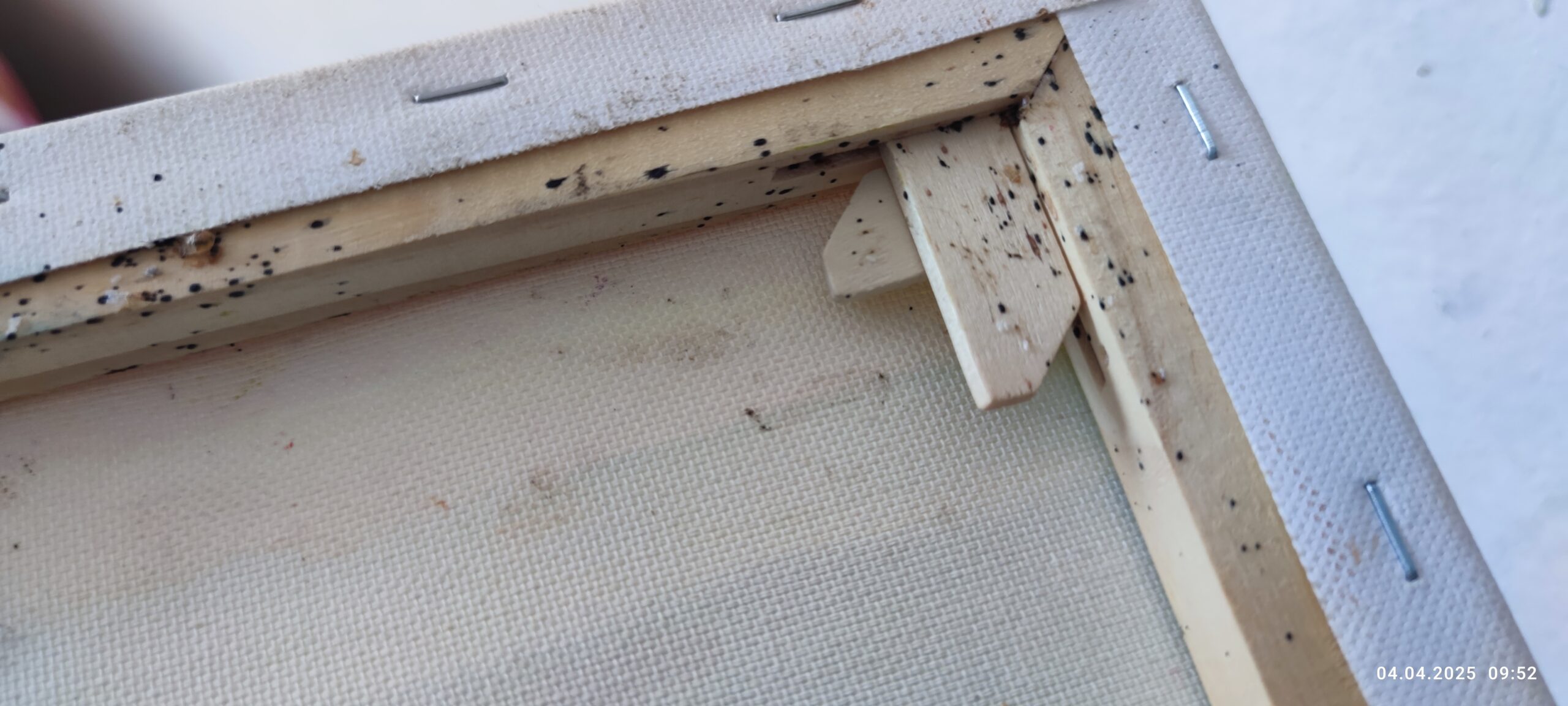 Stopy po plošticiach na matraci a posteľnej bielizni